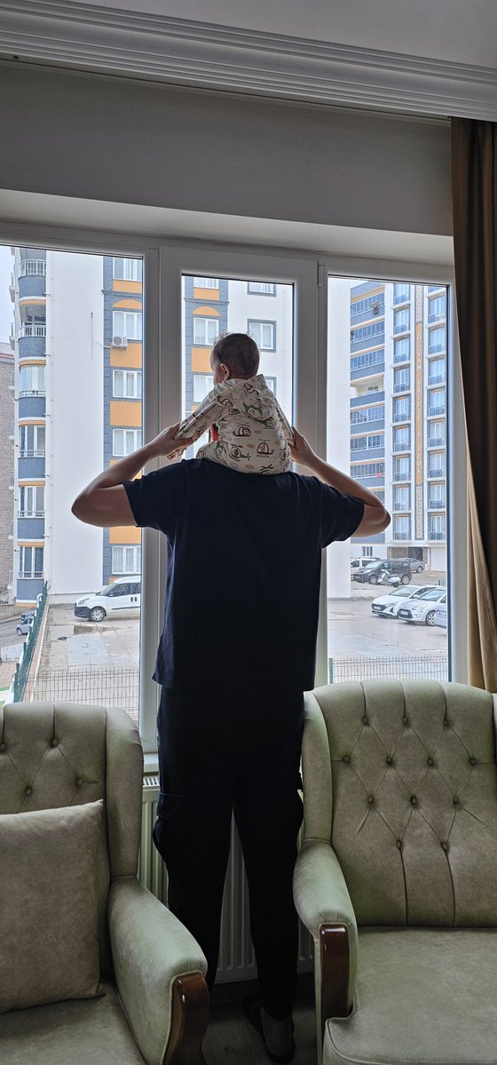 _buse_altinbas_'s tweet photo. Bu şekilde gözümüz hep yollarda kalıyor. Ya anne var baba yok, ya baba var anne yok. Bu bizim kaderimiz olmamalı. Biz fazlalık olmak istemiyoruz. Eşimiz memur değil diye bu kaderi yaşamayı biz istemiyoruz. #AilemiVerYusufTekin @RTErdogan @EmineErdogan @Yusuf__Tekin @hasandogan https://t.co/cw9S0IKUxu