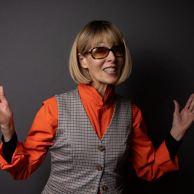 clarincom's tweet photo. LA ÚNICA MUJER QUE LOGRÓ CONDENAR A TRUMP POR AGRESIÓN SEXUAL: “ESO LO VOLVIÓ LOCO”

En una entrevista en París por la edición francesa de su libro Not My Type, la periodista estadounidense E. Jean Carroll (82) repasó los siete años de batalla judicial contra el presidente estadounidense. En 2019 lo acusó de haberla agredido sexualmente en un probador de Nueva York en 1996.

El mandatario la tildó de "chiflada" y dijo que se había inventado un "caso falso". Trump fue condenado a pagarle US$ 5,6 millones y enfrenta además otra condena por difamación de US$ 83,3 millones, que recurrió ante la Corte Suprema.

Testimonios de E. Jean Carroll

"Hubo momentos emocionantes, otros excitantes. Y a veces era exasperante. Alguna vez deseé cien veces no estar allí, y otras veces fue divertido (...) Pero todo fue difícil. No hubo ni un sólo momento fácil en siete años".

“Pude hacerlo porque no tenía hijos, era mayor y no tenía nada que perder”.

“Ninguna mujer querría hacer eso ahora. ¿Ven a mujeres tomando la palabra?”.

“Vemos las estadísticas [de condenas]. No somos estúpidas. Las mujeres se están manteniendo al margen ahora mismo”.

“¿Quién no iba a escribir un libro? Al final, de verdad, me liberó. Fue catártico”.

(+) en Clarín: https://t.co/PPS9QYc5hx