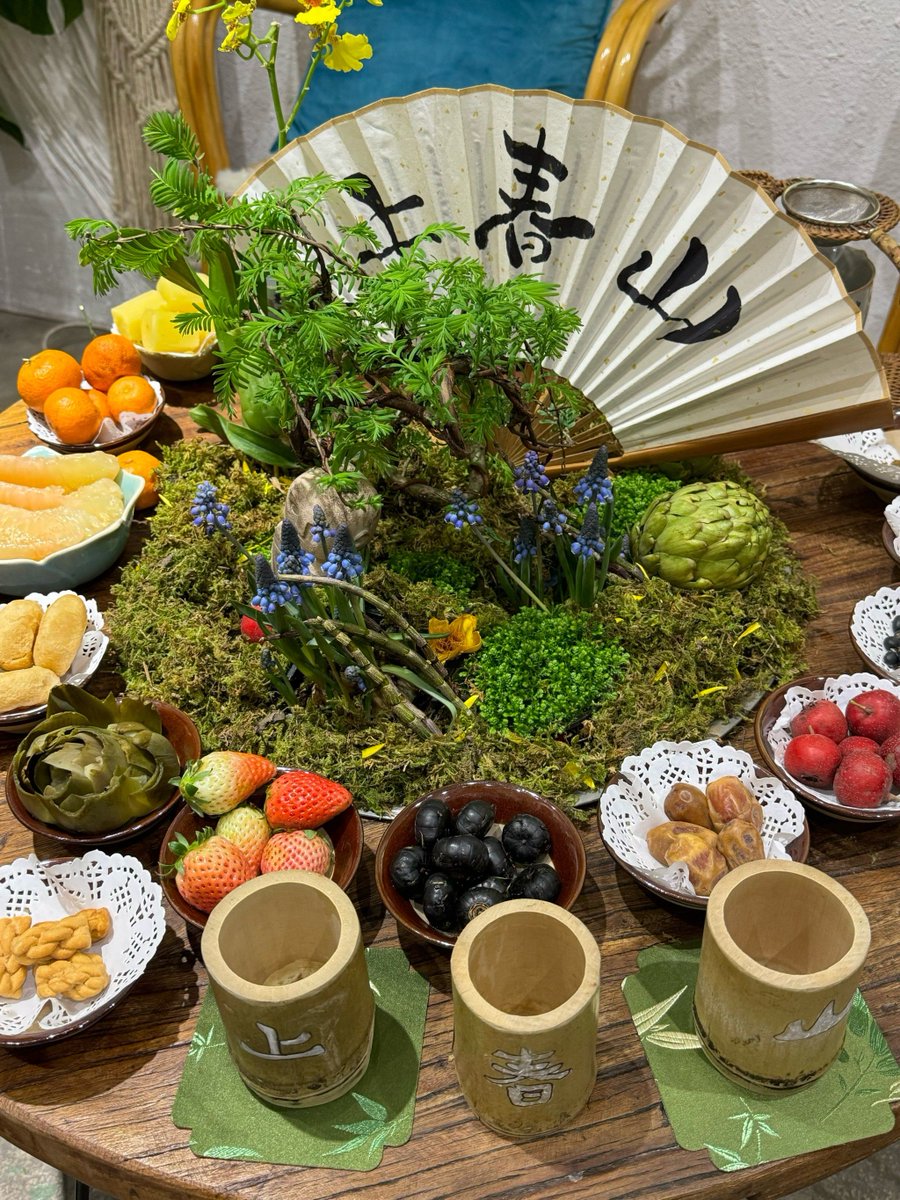 JacquieNohlgqi's tweet photo. [En un rincón tranquilo, un par de plantas de satsuma y una planta de clavel chino crecen cerca de una pequea mesa de madera, listos para ser adornados con vinos exquisitos.] https://t.co/7dXjFJDMEa