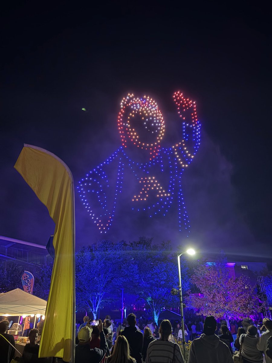 Dustin_Ford's tweet photo. Great finish to the week.   We had 4 really good days of practice this week.  Anxious for our fans to see this group.  Competitive and Unselfish!  Light up the Night was amazing last night!  Great idea and execution. https://t.co/zpuddgv9YT