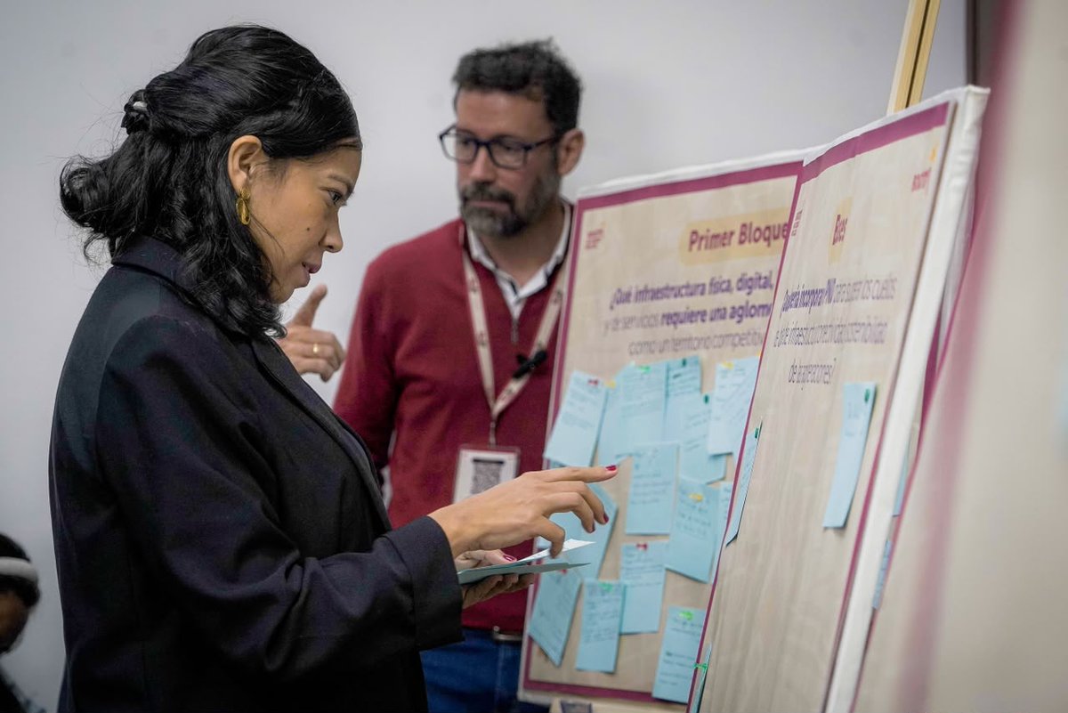 DAPDCali's tweet photo. 🌎 Cali llevó su visión regional al #CuartoEncuentroRegioLab en Bogotá.
la directora de Planeacion, Vanessa López compartió su experiencia y propuestas para fortalecer la articulación, financiación y planificación de ciudades conectadas con su región. 🤝
#Regiolab #POTCali https://t.co/QXEjyKAMME