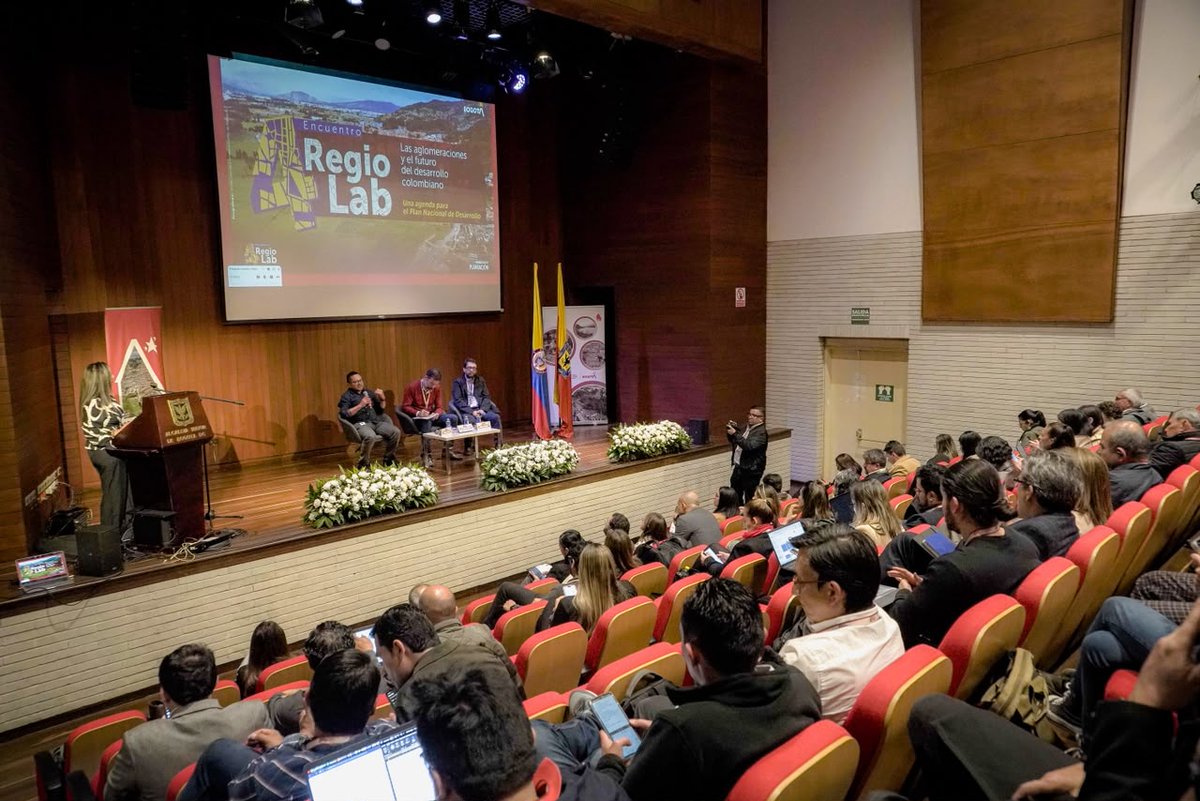 DAPDCali's tweet photo. 🌎 Cali llevó su visión regional al #CuartoEncuentroRegioLab en Bogotá.
la directora de Planeacion, Vanessa López compartió su experiencia y propuestas para fortalecer la articulación, financiación y planificación de ciudades conectadas con su región. 🤝
#Regiolab #POTCali https://t.co/QXEjyKAMME