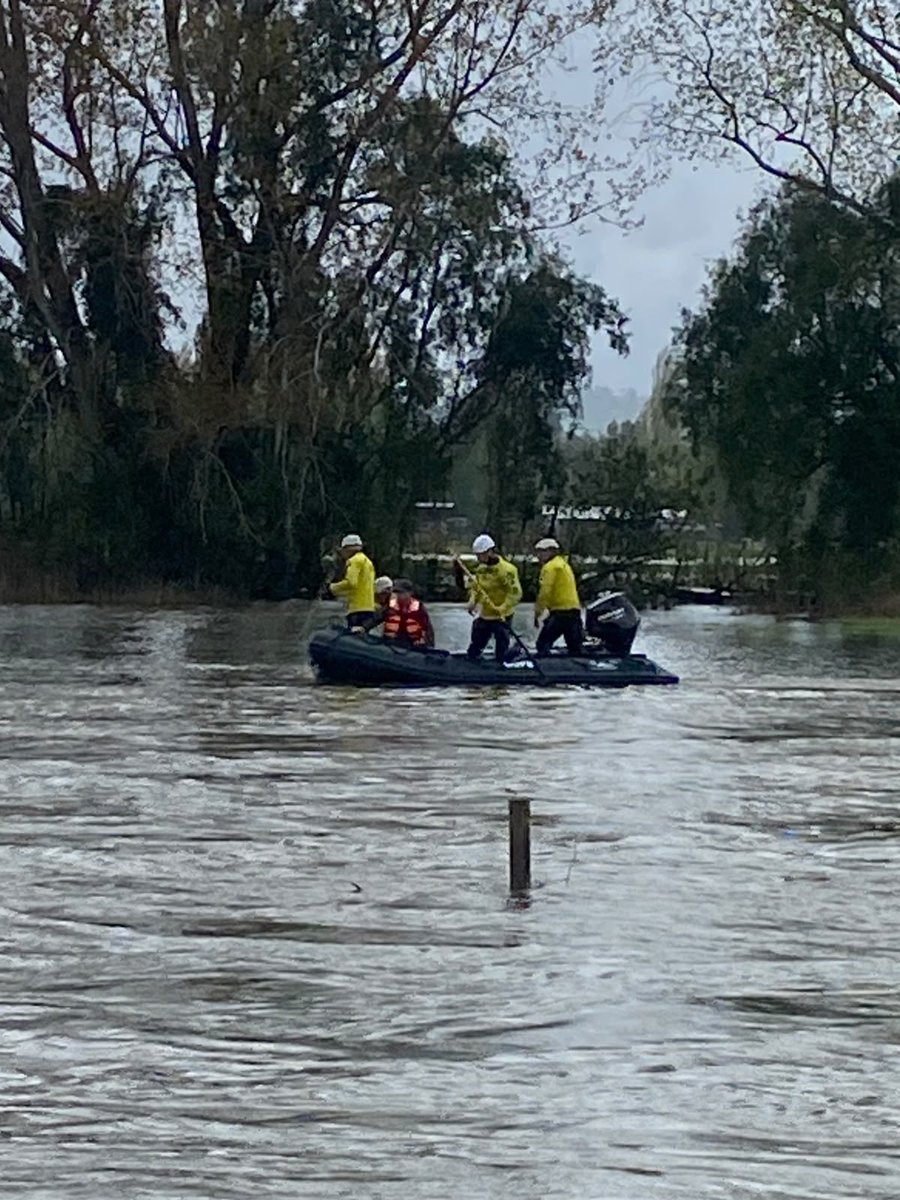 Carabdechile's tweet photo. 👮🏻♂️🚨 #Lanco: Ante el frente climático, Carabineros de la Subcomisaría de Lanco y GOPE Valdivia coordinan con Bomberos labores de evacuación de familias en sectores anegados por las inundaciones, manteniendo un despliegue permanente para apoyar a la comunidad. #OrdenYPatria https://t.co/D2Zn5nSC3x