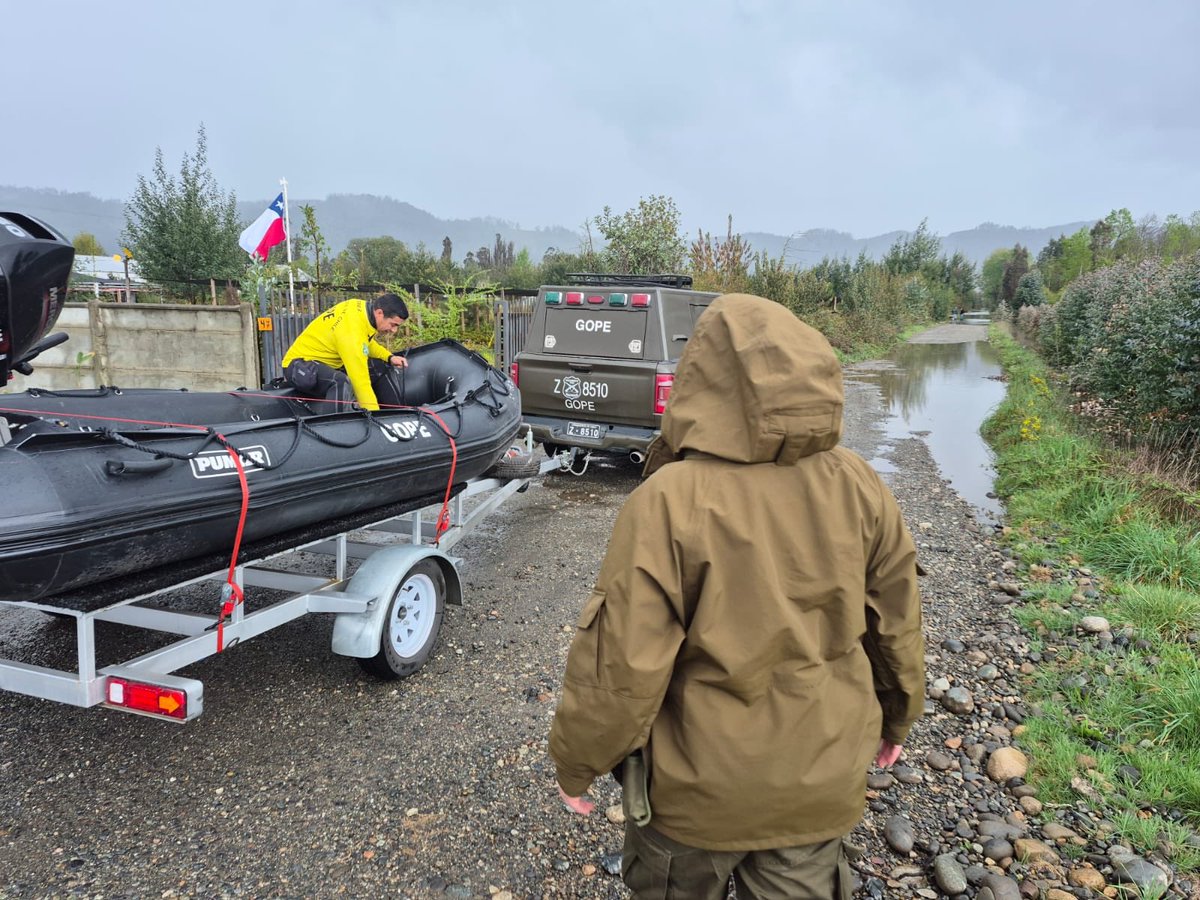 Carabdechile's tweet photo. 👮🏻♂️🚨 #Lanco: Ante el frente climático, Carabineros de la Subcomisaría de Lanco y GOPE Valdivia coordinan con Bomberos labores de evacuación de familias en sectores anegados por las inundaciones, manteniendo un despliegue permanente para apoyar a la comunidad. #OrdenYPatria https://t.co/D2Zn5nSC3x