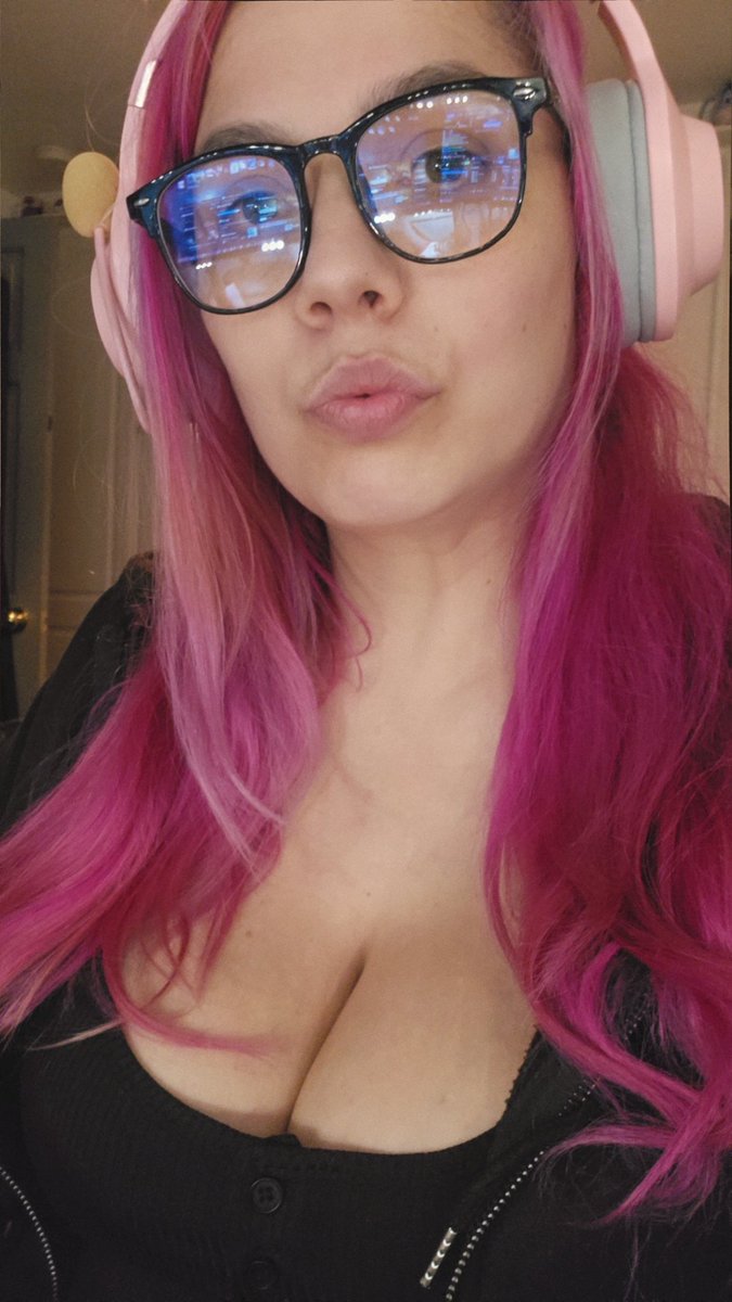 pinkyrooroo's tweet photo. God of War, or do you mean God of Pinky 🤗

https://t.co/rNPj8Z5Sih
https://t.co/TRz0ix4LdV 

#fyp #stream #godofwar #chill #play https://t.co/bC4Qg4HCcn