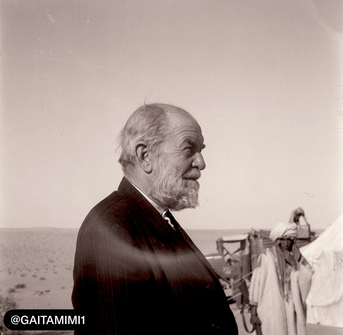 GAITAMIMI1's tweet photo. الشيخ عبدالله فيلبي، رحمه الله، في نفود السر، 9 فبراير 1952، وقد ترك شعره ولحيته طوال أشهر الرحلة الاستكشافية التي عبرت آلاف الكيلومترات من المملكة بحثًا عن النقوش والآثار والشواهد القديمة.

صورة فيها شيء من تعب الطريق… وملامح رجل قضى جانبًا كبيرًا من حياته بين صحارى الجزيرة العربية