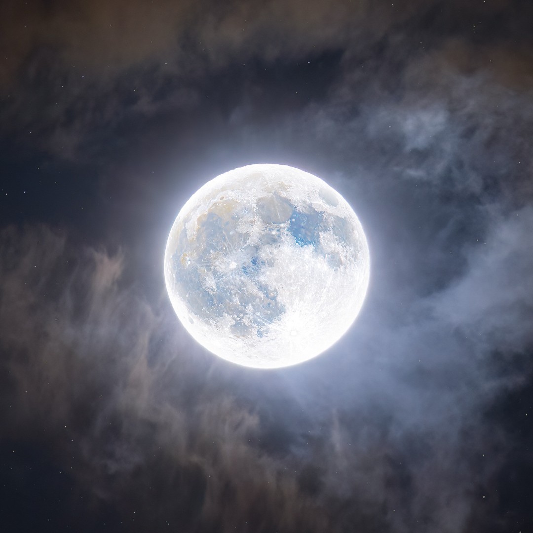 csa_asc's tweet photo. The Harvest Moon, the full Moon closest to the autumn equinox, will be visible tomorrow night. 🌕🍂 
 
Where will you be looking up to admire it? 

📷: Samil Cabrera https://t.co/wOiQ1W6xq8