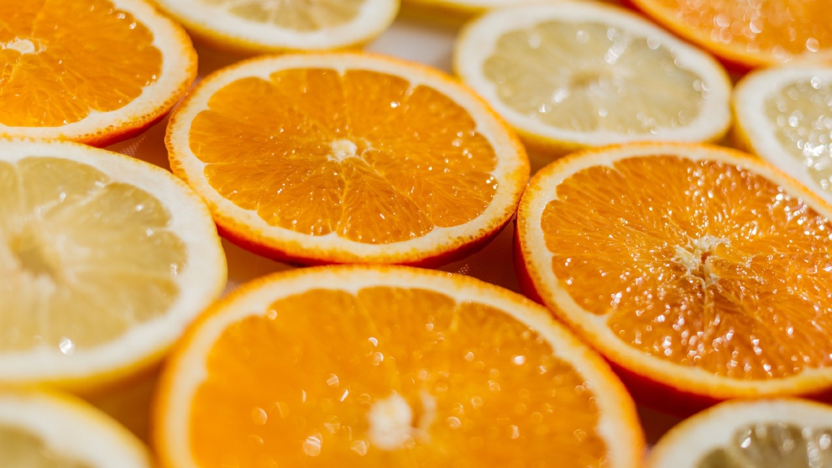 EnochGraben's tweet photo. Me encanta el color naranja brillante de las frutas frescas, aunque a veces me quedo sin dinero para comprar las que quiero. Cuando salgo, llevo siempre un estuche pequeo para guardar mis cosas necesarias. https://t.co/AfBNIDI2PW