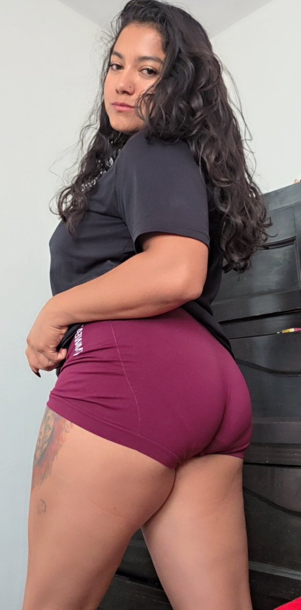 cruzdrummer228's tweet photo. Nalgas o Tetas?? https://t.co/ilLbB77s5r