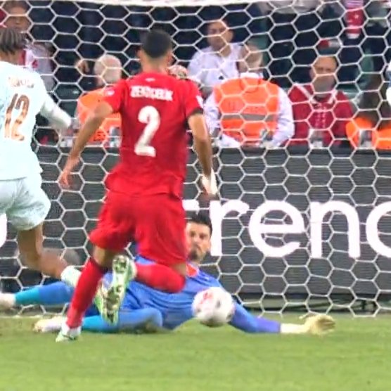 Claudioggia's tweet photo. Sporting maçında Galatasaray'ın kırmızısı yiyip uydurma penaltı çalan VAR hakemi şimdi de Ugurcan'ı göğsüne gelen toptan kırmızı çıkarıp oyundan atıyor şaka gibi https://t.co/3XXJn4BKcr