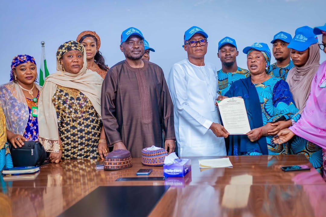 Mamakaduna's tweet photo. HAFSAT UBA SANI BIRNIN DA KARKARA TEAM VISITS HON. SADIQ LAGOS, HONOURS HIM AS PATRON*

The Hafsat Uba Sani Birnin da Karkara Team paid a courtesy visit to the Director General of the Senator Uba Sani Support Group (SUSSG) and Kaduna State Commissioner for Local Government . https://t.co/U3r4xf32QR