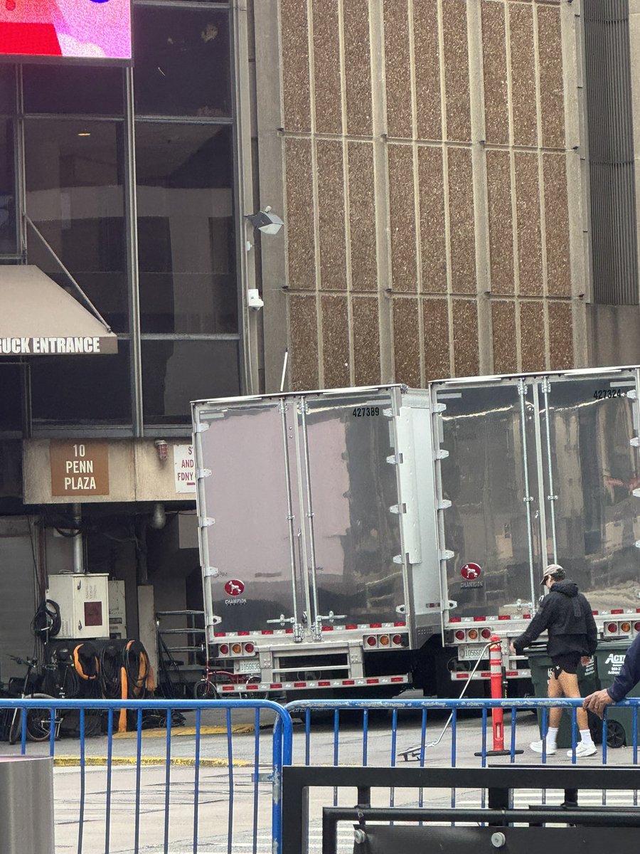 eversincemma's tweet photo. I JUST SAW HARRY WTFFFFF https://t.co/SYwKJmGDEH