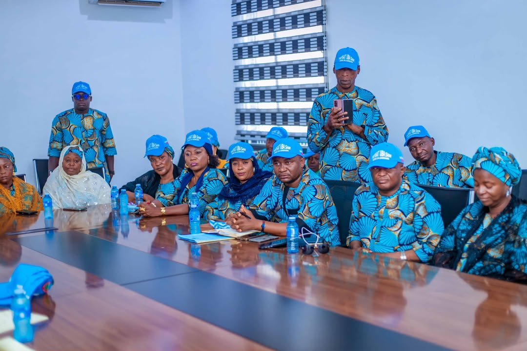 Mamakaduna's tweet photo. HAFSAT UBA SANI BIRNIN DA KARKARA TEAM VISITS HON. SADIQ LAGOS, HONOURS HIM AS PATRON*

The Hafsat Uba Sani Birnin da Karkara Team paid a courtesy visit to the Director General of the Senator Uba Sani Support Group (SUSSG) and Kaduna State Commissioner for Local Government . https://t.co/U3r4xf32QR