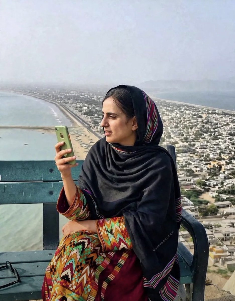 no_tec85286's tweet photo. میں بھی خائف نہیں تختہ دار سے ۔۔
میں بھی منصور ہوں کہہ دو اغیار سے 
کیوں ڈراتے ہو زنداں کی دیوار سے
ظلم کی بات کو جہل کی رات کو ۔۔
میں نہیں مانتا میں نہیں جانتا 

#ReleaseMahrangBaloch https://t.co/Rd4Rrb0Cvk