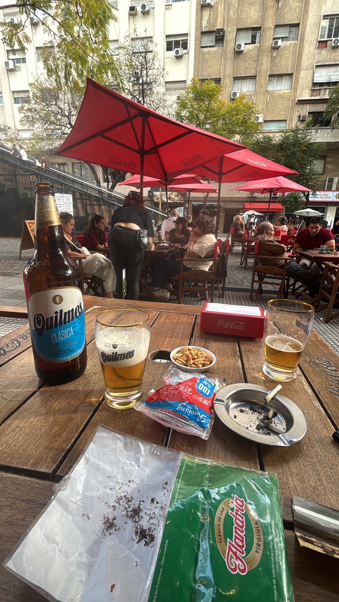 efectivo__'s tweet photo. Salis de trabajar un viernes, te sentas a tomar unos litros de quilmes y te dormis medio borracho; como estilo de vida https://t.co/PL4YdlE1CW