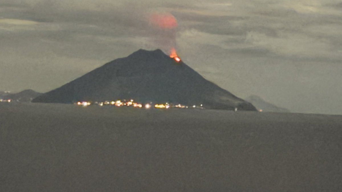 ChiefKeith's tweet photo. #Stromboli #Volano at 9:30pm Central European Time (CET) (2:30pm CDT) this evening. #arwx https://t.co/SY8Rx3VUT5