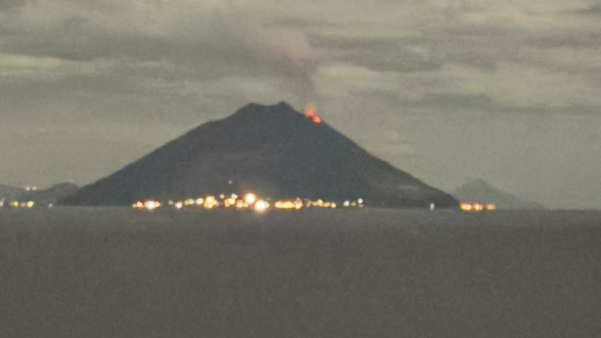 ChiefKeith's tweet photo. #Stromboli #Volano at 9:30pm Central European Time (CET) (2:30pm CDT) this evening. #arwx https://t.co/SY8Rx3VUT5
