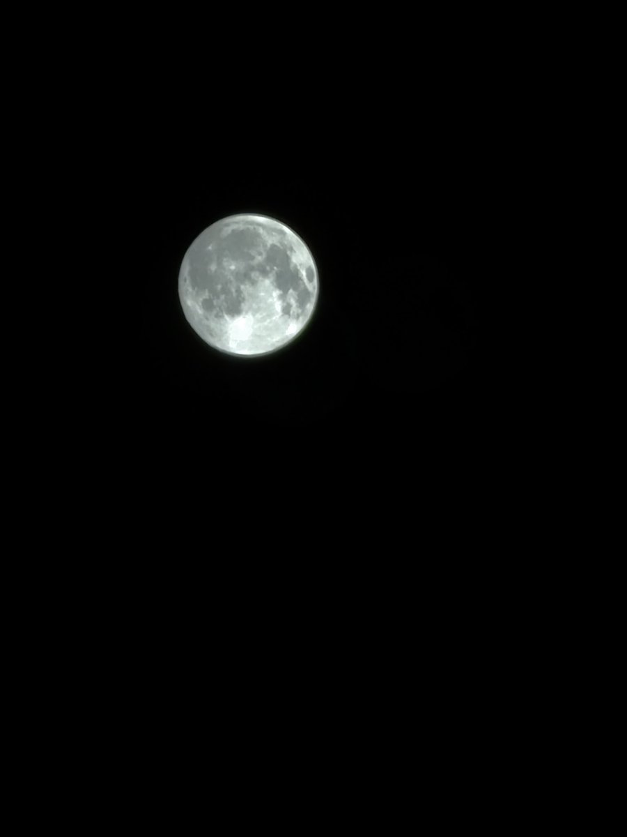 a7k2x's tweet photo. Tonight the moon is stealing all the attention🤍 https://t.co/gT3B0Szwas