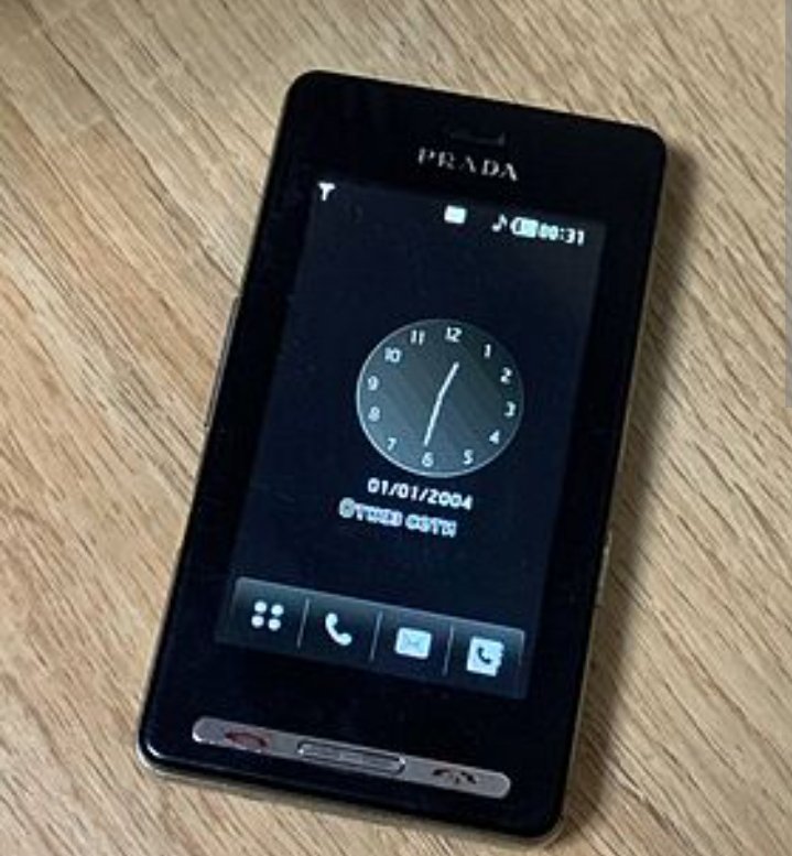 MKWrld1's tweet photo. Who knows this phone? https://t.co/SUJtY69ChS