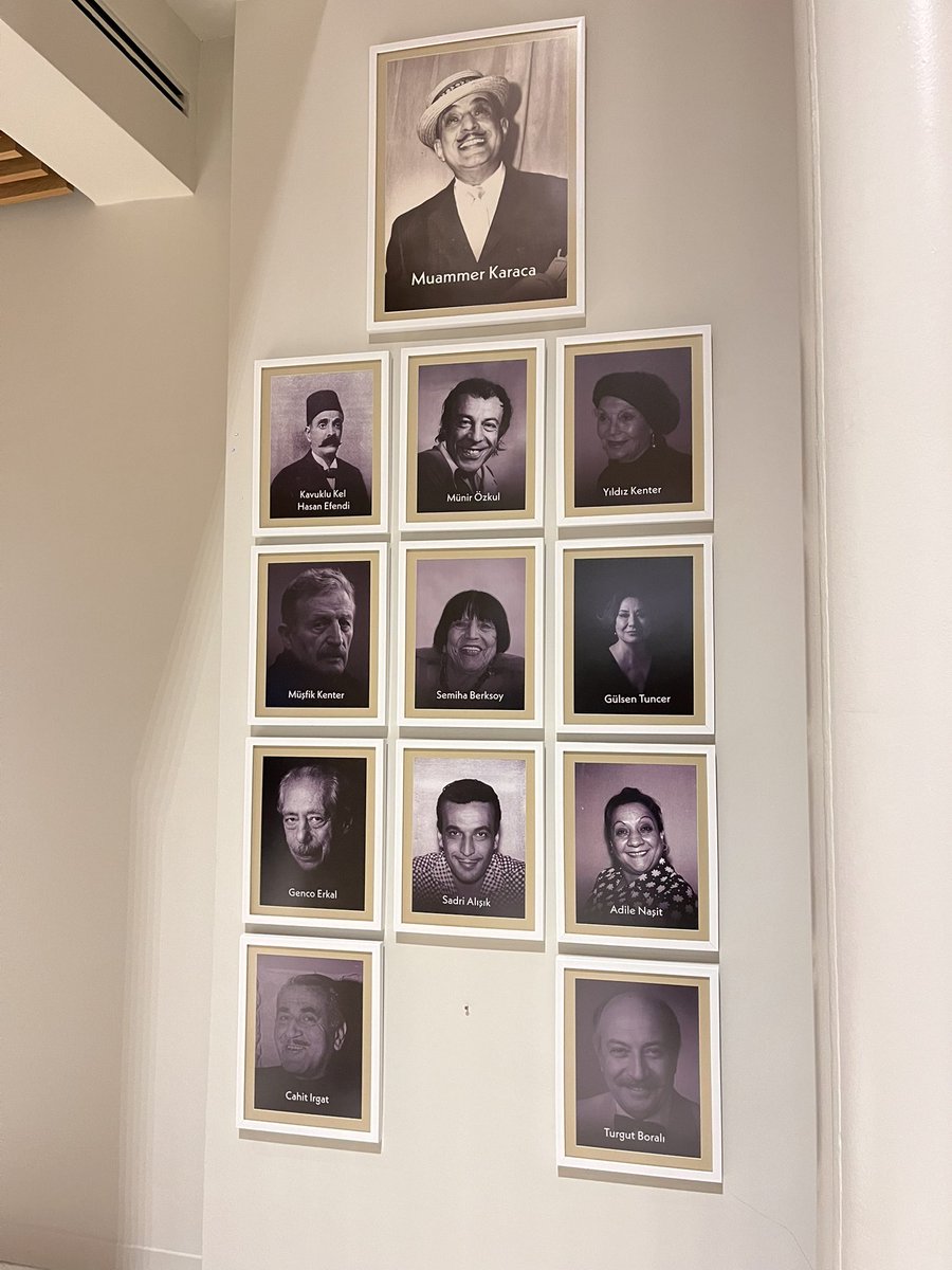 istanbulyapilar's tweet photo. Muammer Karaca’nın elinde avucunda ne varsa toplayıp kurduğu ve 1955’te kapılarını açan Muammer Karaca Tiyatrosu, @IbbMiras ‘ın gerçekleştirdiği restorasyon sonrası bugün kapılarını açtı.

Burada sahnelenen ilk oyun, “Etnan Bey Duymasın” isimli üç perdelik bir politik halk güldürüsüydü. Oyunda Muammer Karaca’ya Adile Naşit, Gülriz Sururi, Renan Fosforoğlu ve Selim Naşit Özcan gibi usta oyuncular eşlik ediyordu.

1973’e kadar yaklaşık 4 bin kez sahnelenen Cibali Karakolu ile hem önemli bir başarı ve istikrar yakalayan hem de kırılması zor bir rekora imza atan tiyatroda ayrıca Lüküs Hayat, Sabık Bakan, Bulunmaz Uşak ve Şenlik Palas gibi döneme damga vuran güldürüler de defalarca kez oynandı.

2012’den beri kapalı olan sahnenin yeniden Beyoğlu’nda parlayacak olmasından çok mutluyum. 

Tekrar tekrar teşekkürler @IbbMiras @mhrpolat @ohnearkitekt @TVolkanAslan