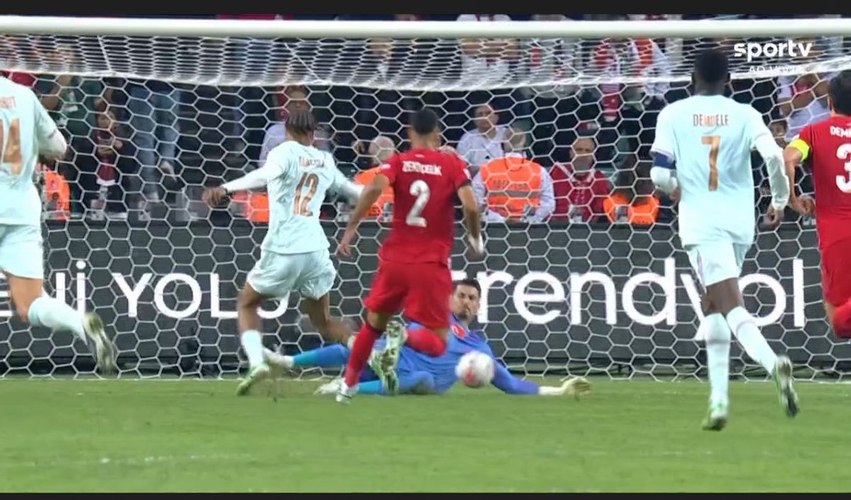 guiifaixa's tweet photo. o VAR chamou o juiz pra ver esse toque e ele expulsou o goleiro da Turquia.

Ele marcou o toque de braço do goleiro fora da área. https://t.co/pCbKxs30Ct