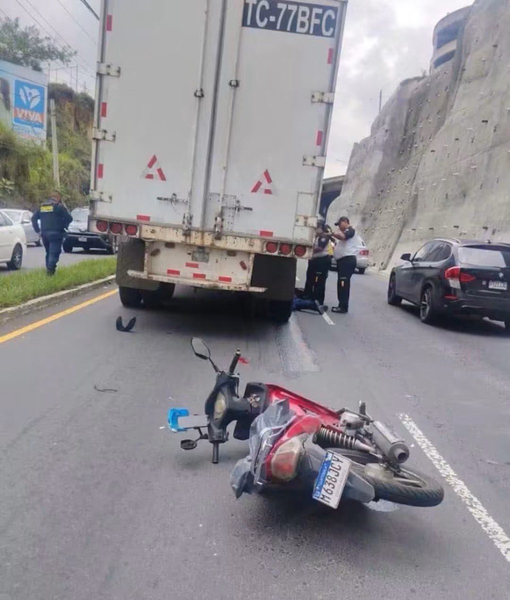 Bulevar San Cristóbal, MegaFrater zona 8 de Mixco, al occidente. 📝 Se reporta motorista fallecido en el sector por colisión con transporte pesado- ⚠️ Tras c…