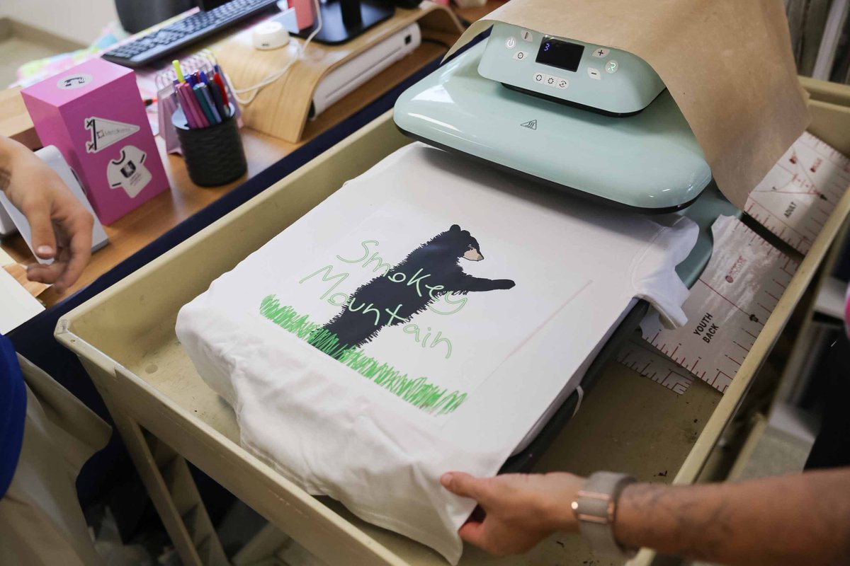 UnitySchoolFL's tweet photo. 🎨 Ever wondered how to turn digital art into wearable masterpieces? Our Digital Arts Elective students are mastering surface design! They unleash their imagination in Procreate, craft with a Cricut, and yesterday, they pressed custom designs right onto their shirts! 👕💙🧡 https://t.co/04F8Q3Io3e