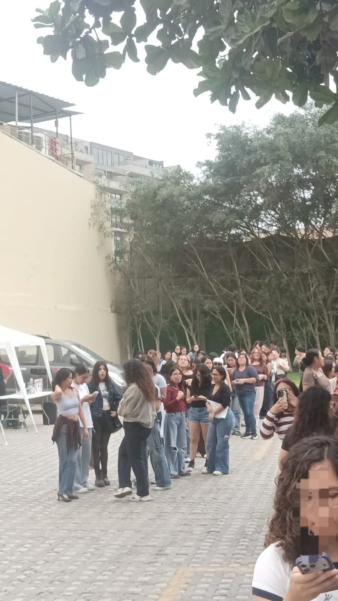 equalitysev7n's tweet photo. — Al parecer se ha habilitado una cola más para las personas que no cuentan con QR ni reserva previa. Esta funcionará como una lista de espera para permitir el ingreso en caso de que algunas personas con reserva no asistan o no llegaron en el horario acordado. El acceso desde esta cola dependerá de la disponibilidad de espacios y se realizará conforme se liberen cupos.

📌 Si es que van  por favor a todos mantener el orden y respetar la organización de las filas para facilitar el proceso de ingreso.
