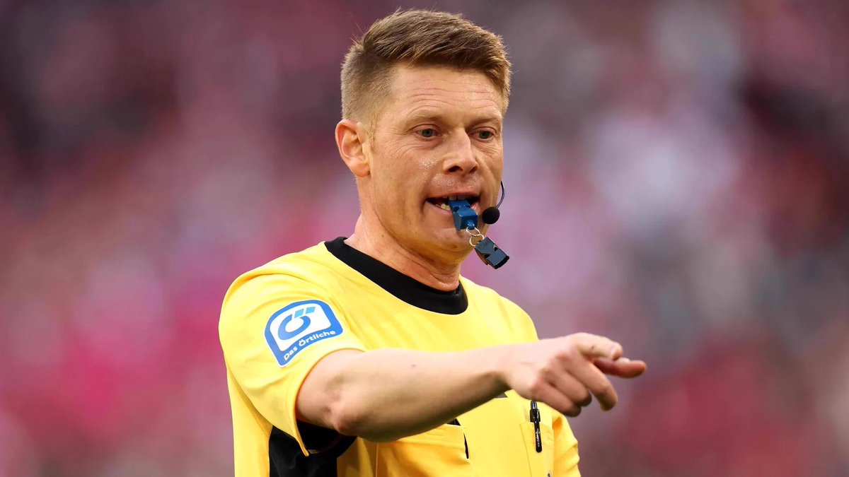 hakemhatasiSTSL's tweet photo. Dünyanın en büyük 0rspu evladı Christian Dingert.

Önce sporting maçındaki skandal penaltıyı iptal etmedi

Şimdi de Uğurcan'ın omzuna gelen pozisyonda kırmızı kart verdirtti. #TURFRA https://t.co/tWoEsxbu2f