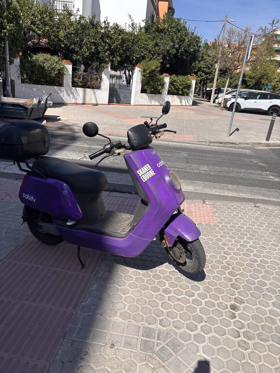maikeloto's tweet photo. @cabify_espana   hola Cabify Sevilla, no creéis que el individuo que aparcó esta moto así hoy mismo  se merece “un premio”? https://t.co/aauGLol6dc
