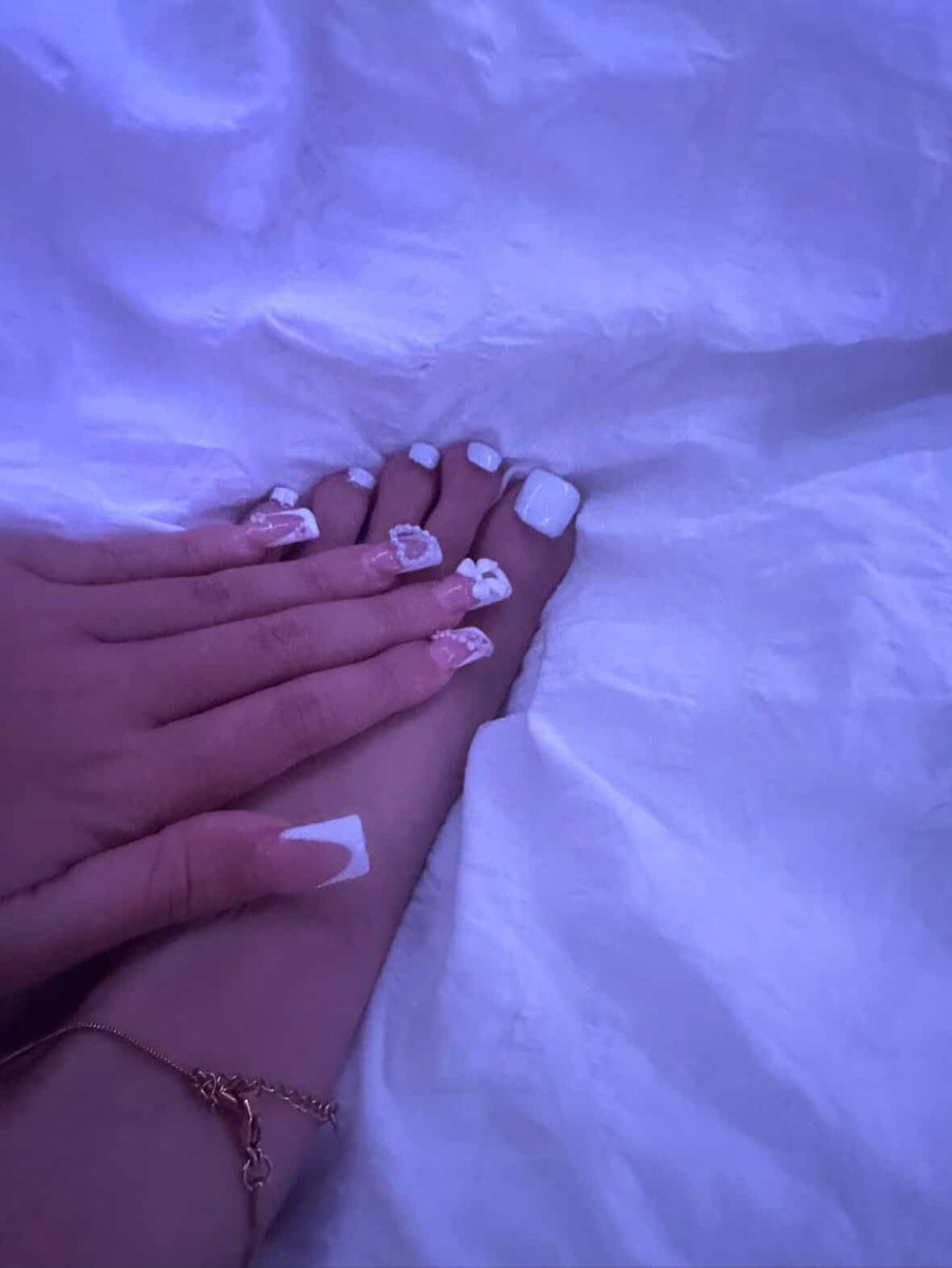 blairbby08's tweet photo. whos a real buyerrr i need a subb im too pretty to not get spoiled #findom #spoilme #prettygirl #sub #feet #frenchtip #soles https://t.co/xwfi2ghnEP