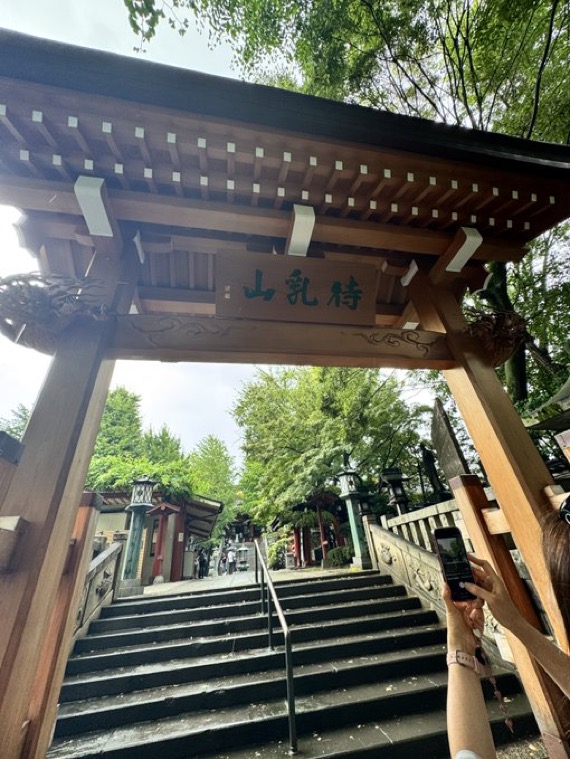 awatabi2's tweet photo. 浅草に「願いが叶いすぎる」と噂のお寺があるの知ってる？

なんと「3日で願いが叶った」なんて噂まであるらしい。

今日、どうしても行ってみたくて初参拝。

まず現れたのが、
日本一短いともいわれるモノレール。
全長わずか18m。

「もう着いたん？」のレベルで本堂へ。

ところがまさかの
本堂の前に着いた途端……

突然の大雨。

こちらに祀られている聖天様は
ルーツを辿るとインドの神様・ガネーシャ様。

え？
これはまさか……

ガネーシャ様からの大歓迎！？
と勝手に喜んでお参り。

そして参拝を終えて外に出たら、

さっきの雨は何だったの！？

嘘みたいに晴れ上がっていた。

さらにこのお寺には

「あまりにもご利益が強いため、
徳川家康がその力を独占しようと
人々から遠ざけた」

なんて都市伝説まである。

もちろん伝説は伝説。

……なんだけど、

今日の
晴れ→豪雨→参拝→快晴
を体験した私は妙に納得してしまった。

このお寺の名前は…↓