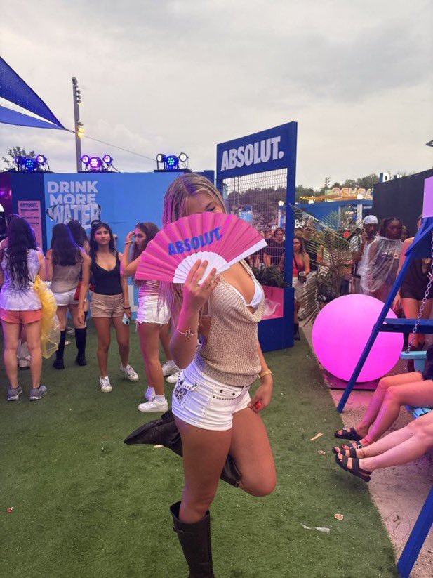 xoxebix's tweet photo. Osheaga was incredible https://t.co/AGIJ2Y1Weh