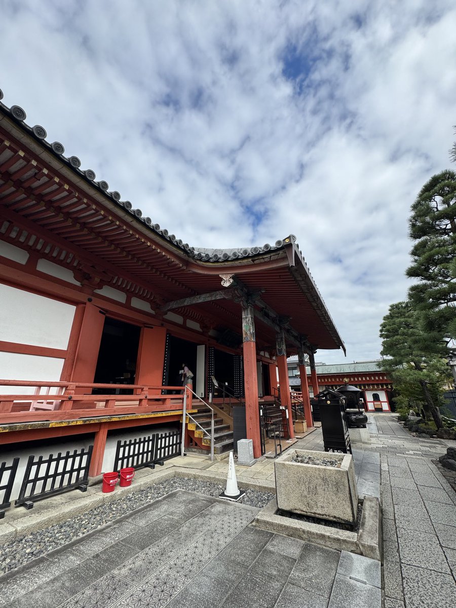 snaka110's tweet photo. おはようございます。西国33所特任中先達の旅は札所17番六波羅蜜寺にお参りしました🙏9/17参拝  ここは写真のポイント少ないからまた同じ🙇 納経所から帰る時パチパチ👏と音 若い女性が2人。言おうとしたら隣の老人が優しく説明🙏あの子らはこれからお参りが楽しくなる👍
#西国巡礼 #六波羅蜜寺 https://t.co/FdB57IMQ3c