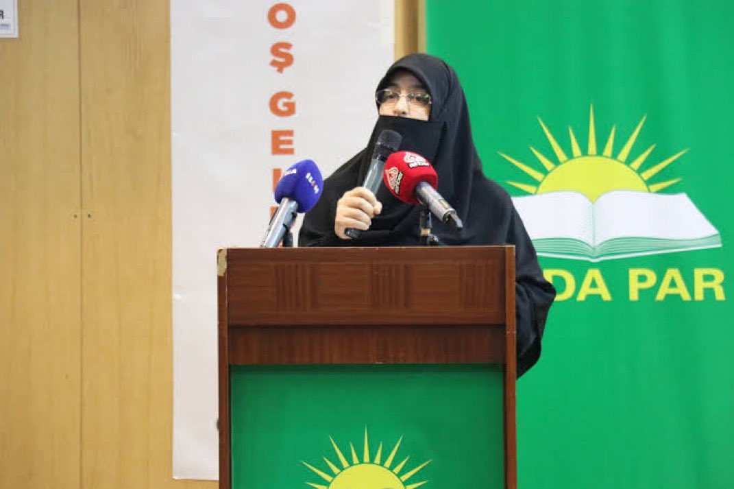 ProspectAteolog's tweet photo. HÜDA-PAR Kadın ve Aile Başkanı Aynur Sülün:

“Yalnız yaşayan kadınların ‘sahiplenilmesi’ gerekiyor.”

Kadını özgür bir bireyden, “sahiplenilecek” bir varlığa indirgeyen zihniyet…

Kadınları hayvan sınıfına sokmadıkları kalmıştı.

Umarım bu zihniyet güç kazanmaz. https://t.co/y3RbZWpoxa