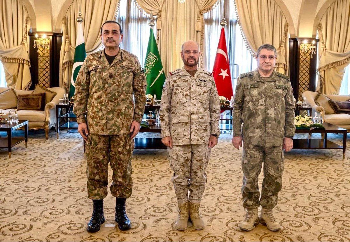 sumair_shah123's tweet photo. ریاض میں مکہ مشترکہ دفاعی معاہدے میں شامل ممالک کے چیف آف ڈیفنس فورسز اور چیفس آف جنرل اسٹاف کا اجلاس منعقد ہوا، جس میں سعودی عرب، پاکستان اور ترکیہ کے اعلیٰ عسکری حکام نے شرکت کی۔
Field Marshal Asim Munir 
#PMShehbazAtUNGA81
#RespectedCDF
#انتشار_نہیں_امن https://t.co/iwaNQUmlWk