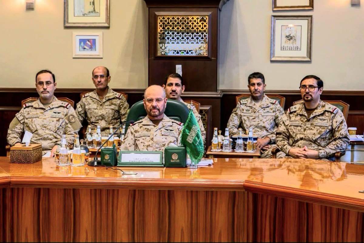 sumair_shah123's tweet photo. ریاض میں مکہ مشترکہ دفاعی معاہدے میں شامل ممالک کے چیف آف ڈیفنس فورسز اور چیفس آف جنرل اسٹاف کا اجلاس منعقد ہوا، جس میں سعودی عرب، پاکستان اور ترکیہ کے اعلیٰ عسکری حکام نے شرکت کی۔
Field Marshal Asim Munir 
#PMShehbazAtUNGA81
#RespectedCDF
#انتشار_نہیں_امن https://t.co/iwaNQUmlWk