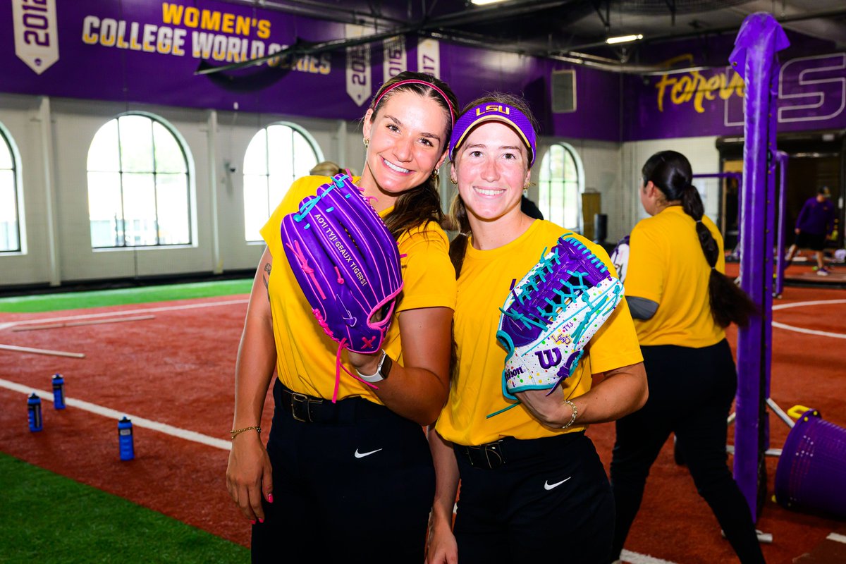 LSUsoftball's tweet photo. Did somebody say GLOVE DAY 🤭 https://t.co/GSpJkmlzAF