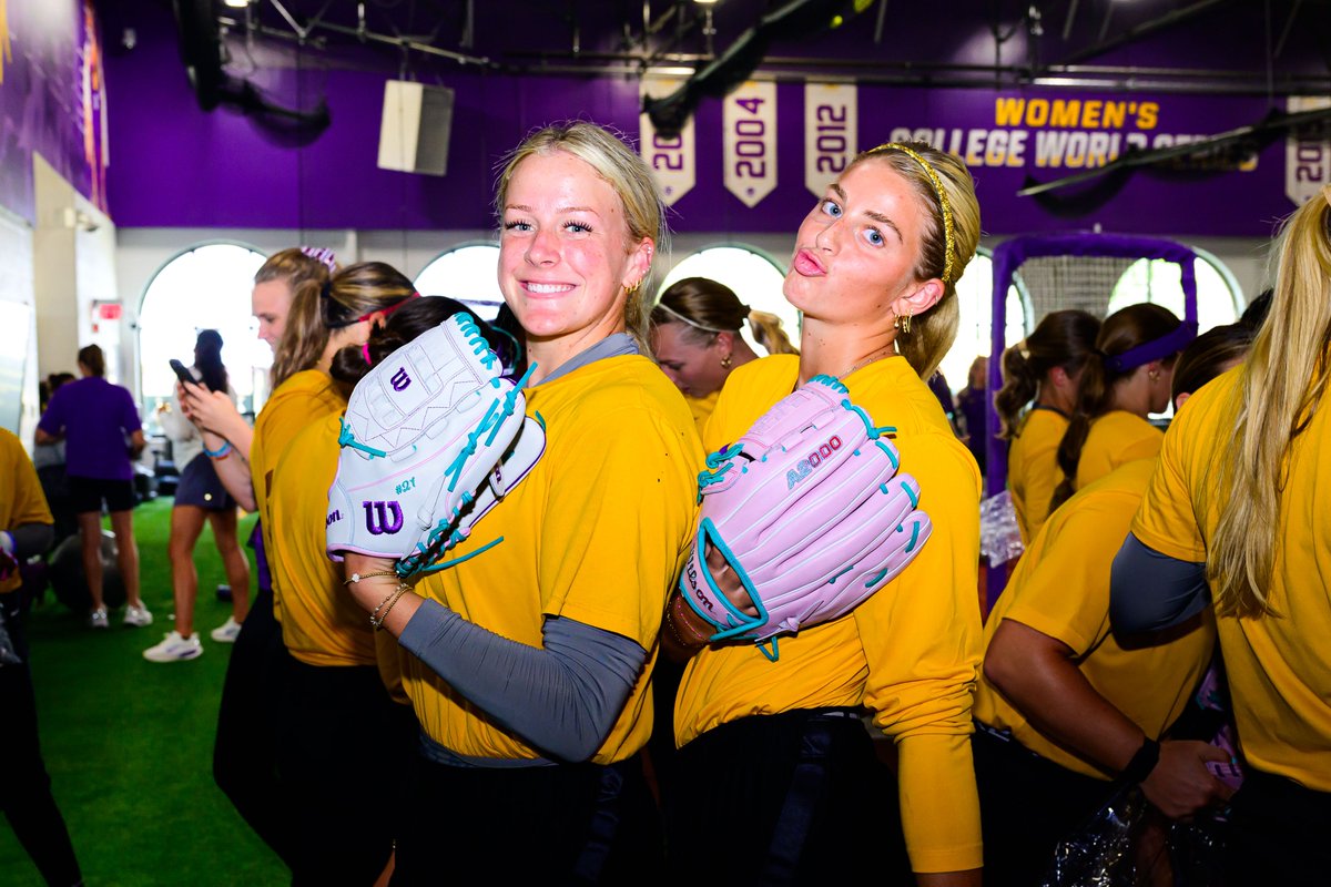 LSUsoftball's tweet photo. Did somebody say GLOVE DAY 🤭 https://t.co/GSpJkmlzAF