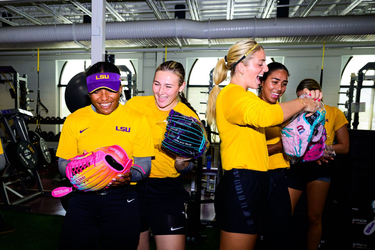 LSUsoftball's tweet photo. Did somebody say GLOVE DAY 🤭 https://t.co/GSpJkmlzAF