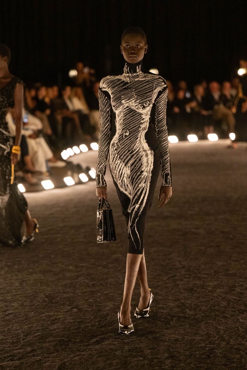 valencia_gonzag's tweet photo. Balenciaga 1951 y Schiaparelli 2026 mis referencias para este Look de @la_kyliezzuxpv en @EstiloDF https://t.co/ERRTvuTa1Q