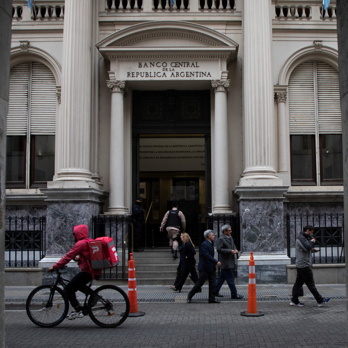 clarincom's tweet photo. EL GOBIERNO PAGÓ US$ 800 MILLONES AL FMI

El Ministerio de Economía concretó un pago de US$ 795 millones en intereses al FMI y las reservas cerraron en US$ 48.245 millones. Solo quedan en lo que resta de 2026 dos instancias de pago, el 1° de noviembre y el 24 de diciembre, por US$ 1.200 millones en total.

En paralelo, el BCRA terminó la jornada con saldo neutro y no compró divisas. El dólar mayorista subió 0,4% hasta $1.525, un récord nominal. El dólar en el Banco Nación cerró en $1.545. Es la cuarta vez en el año que el Central terminó una rueda sin acumular reservas.

(+) en Clarín: https://t.co/GEyPt7Wibd