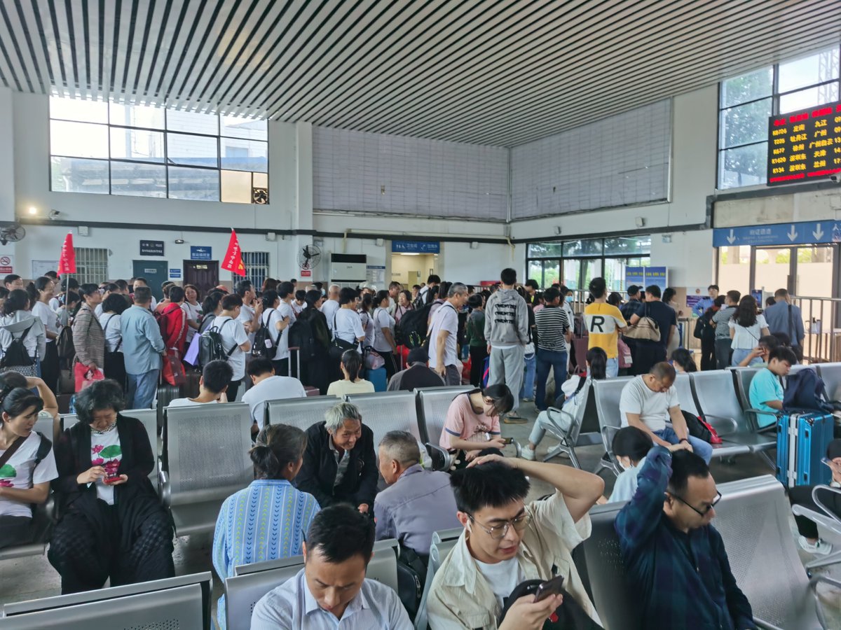 LondaBunts's tweet photo. Esta maana en la estación ferroviaria, la axila estaba un poco húmeda por el calor, el ambiente dentro era un poco maloliente y la gente tenía aspecto ansioso y sediento. https://t.co/9xdL9S5uQG