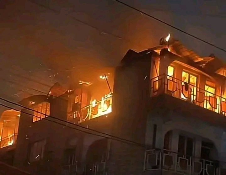 KalouKalul1307's tweet photo. 🚨 *URGENT – INCENDIE À KASA-VUBU*
Un incendie est actuellement en cours dans un appartement à Kasa-Vubu, direction Birmanie.
Les circonstances restent à préciser. Évitez la zone pour faciliter l’intervention des secours.
#RDC #Kinshasa #KasaVubu #Incendie #Urgent #AlerteKin https://t.co/f2akfj2a02