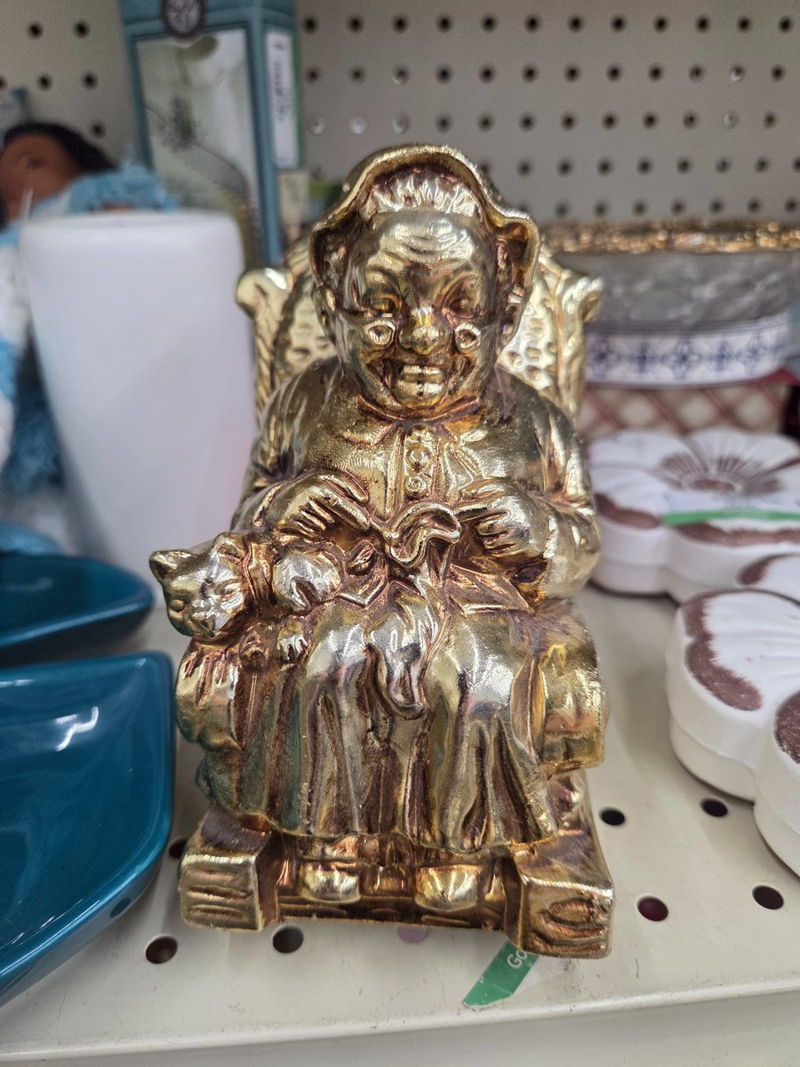 __ozae's tweet photo. HYPOTHETICAL: There are four dollars needed in the national bank to end world hunger, and you just so happen to have it. Would you donate your four dollars to end the cause or use it to buy the Golden Granny? Comment your thoughts. https://t.co/zrXK6Y0PuO