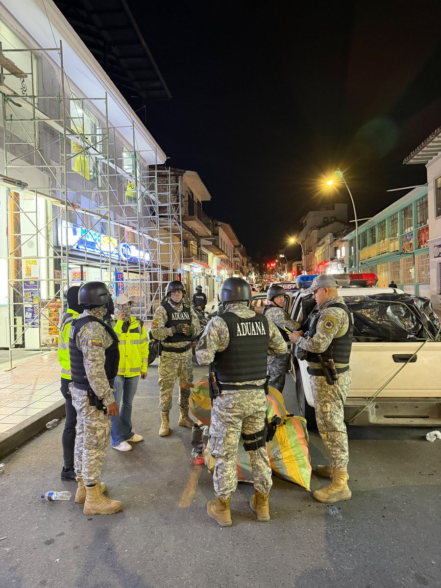 SENAE_Aduana's tweet photo. 🚨 5.000 pares de zapatos, valorados en USD 70.000, fueron aprehendidos durante un operativo de control.
Se intervino tres locales comerciales y una bodega de calzado, donde se identificaron mercancías que no cumplían con las formalidades aduaneras correspondientes.
📦 Como resultado de la acción de control, se aprehendieron aproximadamente 5.000 pares de zapatos, que quedaron a disposición de la autoridad competente para el procedimiento correspondiente.
🔎 SENAE fortalece los controles para proteger el comercio legal y combatir el contrabando.
 #LuchaContraElContrabando