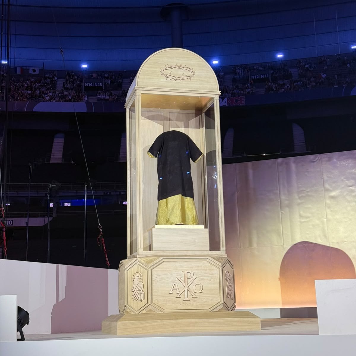 aciprensa's tweet photo. La Santa Túnica de Argenteuil es una reliquia cristiana que, según la tradición, habría sido la túnica que vistió Jesús antes de su crucifixión.
De acuerdo con la tradición, fue llevada a Francia en tiempos de Carlomagno y conservada durante siglos en Argenteuil, cerca de París.
La Iglesia la venera como una reliquia, aunque su autenticidad histórica no ha podido demostrarse con certeza.
📸 Daniel Ibáñez / EWTN News