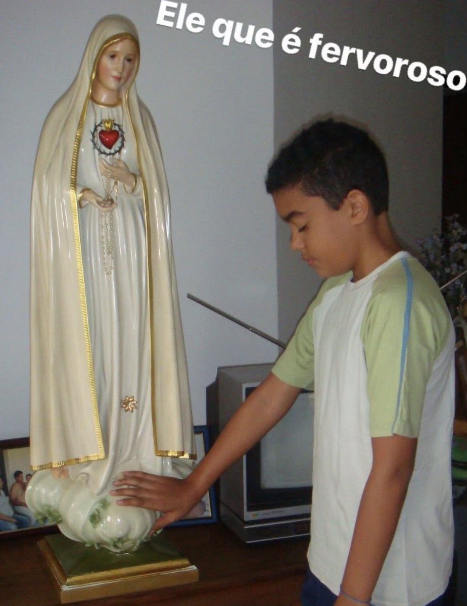 d4nirou's tweet photo. puxando um salve rainha a cada 30 min aqui em casa flavio bolsonaro vai cair pela intercessão d’Ela mulher insana de axé infinito (sou ateu https://t.co/aoGT7mUkqv