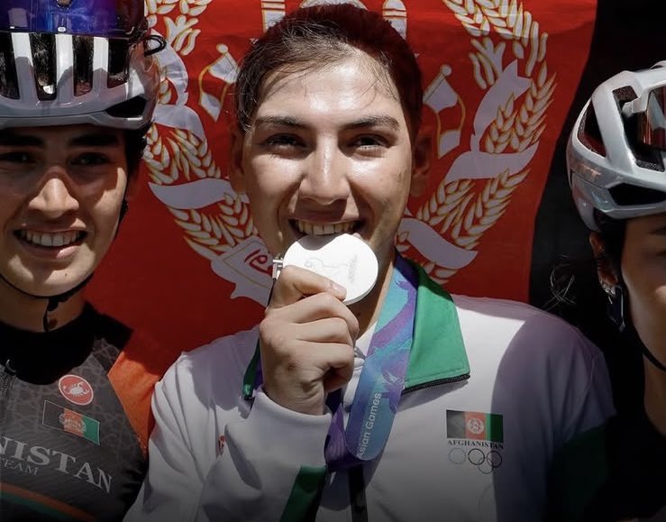 Theveripost's tweet photo. Afghan cyclist Fariba Hashimi, who disguised herself as a man to hide from the Taliban, wins silver at the Asian Games. https://t.co/qTnuFaP4Xw