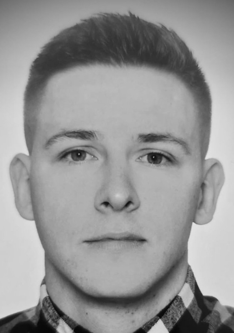 PolskaPolicja's tweet photo. Z ogromnym bólem przyjęliśmy wiadomość o śmierci sierż. Natana Sieronia, 29-letniego policjanta Komendy Powiatowej Policji w Bolesławcu, który został postrzelony podczas wykonywania obowiązków służbowych w Kraśniku Górnym. Odszedł, pełniąc służbę do końca - wierny słowom roty ślubowania: „nawet z narażeniem życia”.

Był funkcjonariuszem pionu kryminalnego, który od niespełna dwóch lat z zaangażowaniem pełnił służbę i każdego dnia stawał po stronie prawa, niosąc pomoc oraz dbając o bezpieczeństwo innych. Służba była dla Niego zobowiązaniem i odpowiedzialnością, którą wypełniał z oddaniem i poświęceniem.

Jego śmierć jest ogromną tragedią dla Rodziny, Bliskich, Koleżanek i Kolegów oraz całej policyjnej społeczności.

W tych niezwykle trudnych chwilach myślami jesteśmy z Najbliższymi oraz wszystkimi, którzy mieli zaszczyt z Nim służyć.

Komendant Główny Policji gen. insp. Marek Boroń oraz kierownictwo polskiej Policji, w imieniu całej policyjnej formacji, składają Rodzinie i Bliskim wyrazy głębokiego współczucia.

Cześć Jego pamięci!